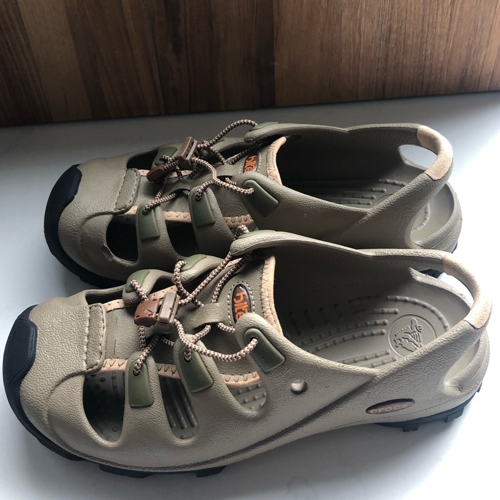Crocs Sz 8 “Bite Collection” Good condition Mens size 6